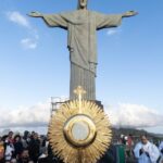 Carioca aproveita prova de rua para visitar o Cristo pela primeira vez