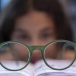 Projeto recicla plástico para criar óculos para crianças no RJ