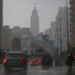 Capital paulista amanhece com céu encoberto e chuva