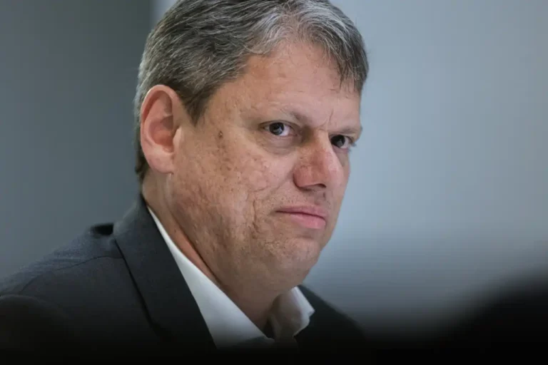 Alexandre de Moraes permite visita de Tarcísio a Bolsonaro